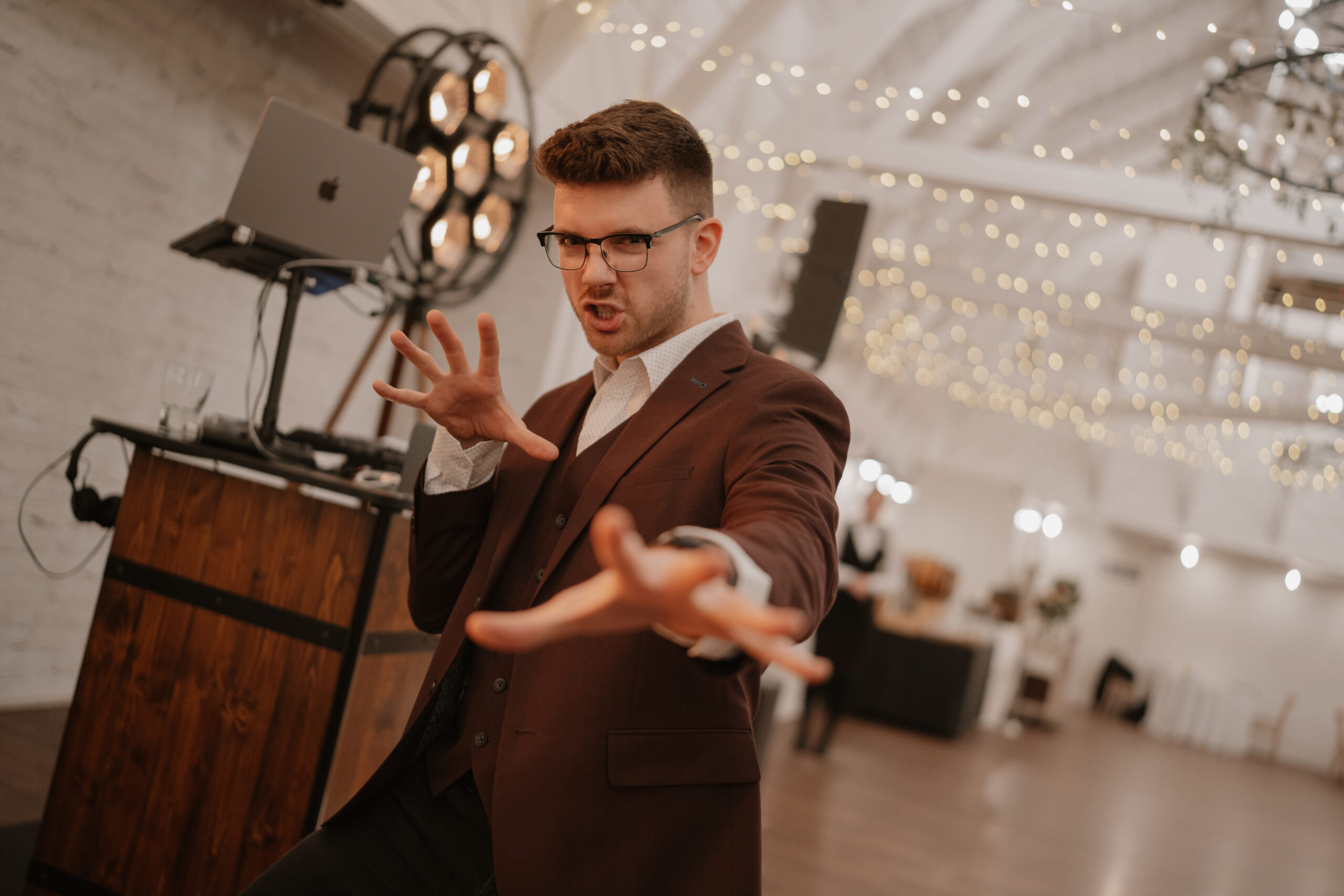 Szalone ujęcie DJ Krystian Woś na weselu