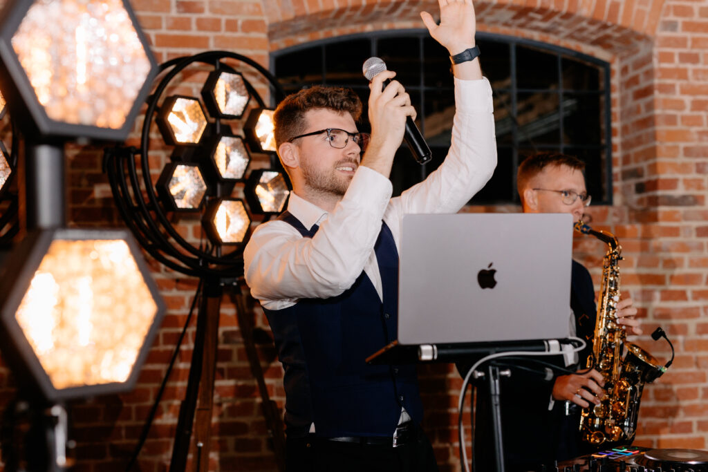 DJ i Saksofon na imprezie