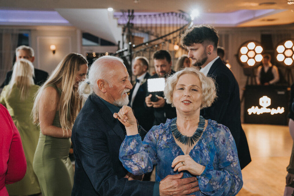 Rodzina tańczy do piosenek dostosowanych dla każdego pokolenia