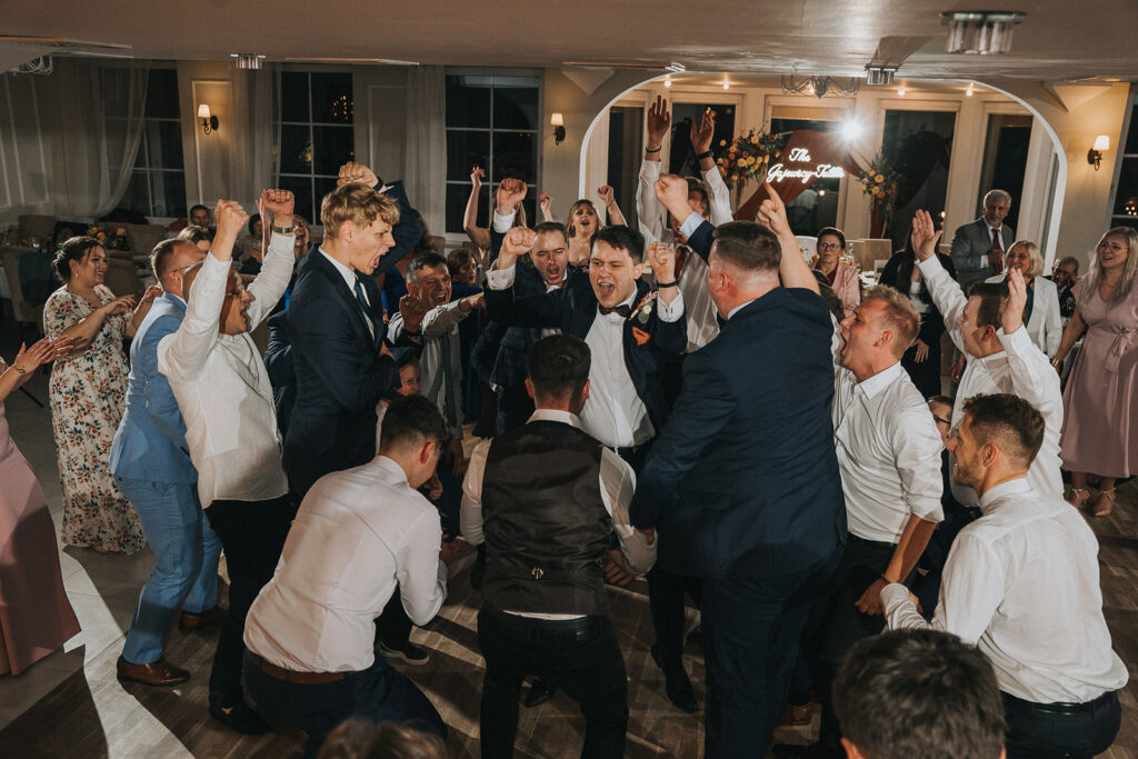 Pojedynek na taniec na weselu