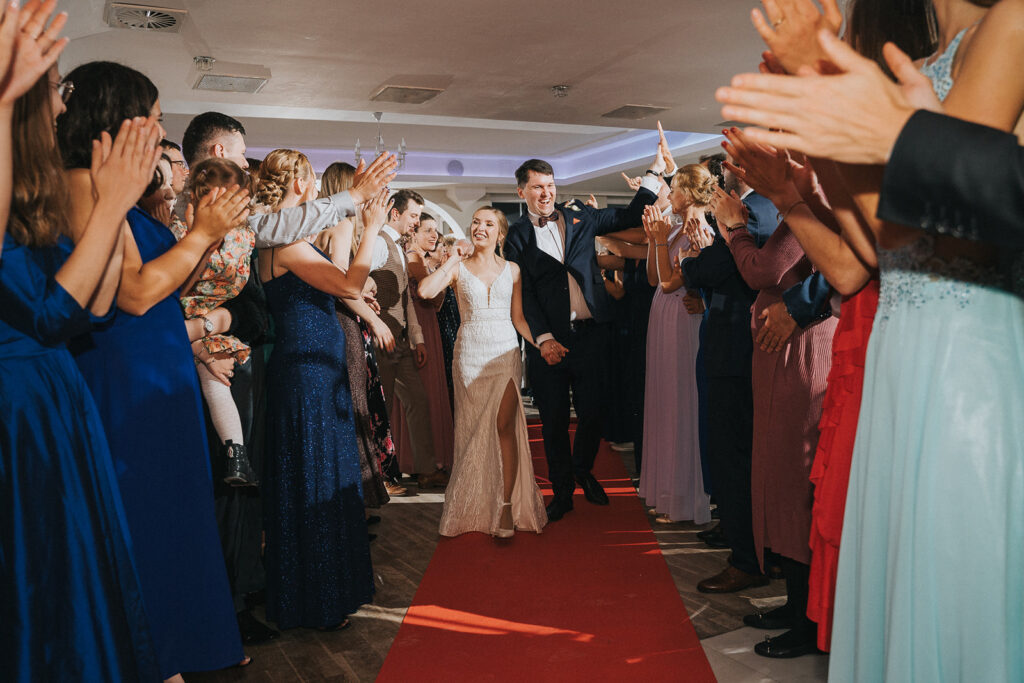 Para młoda na czerwonym dywanie podczas wesela, Podziękowania dla najbliższych