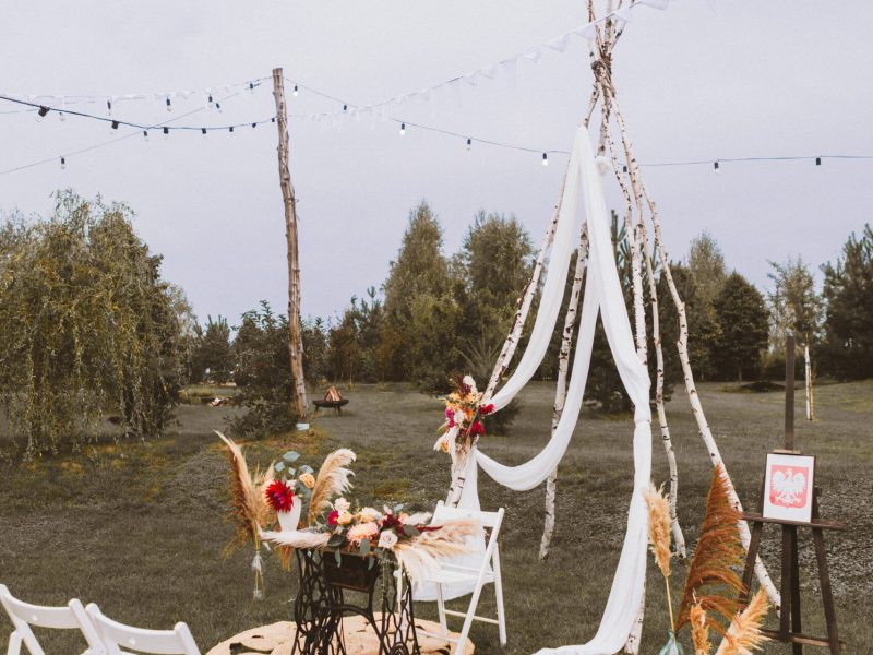 Przystrojone miejsce gdzie obędzie się ceremonia w plenerze