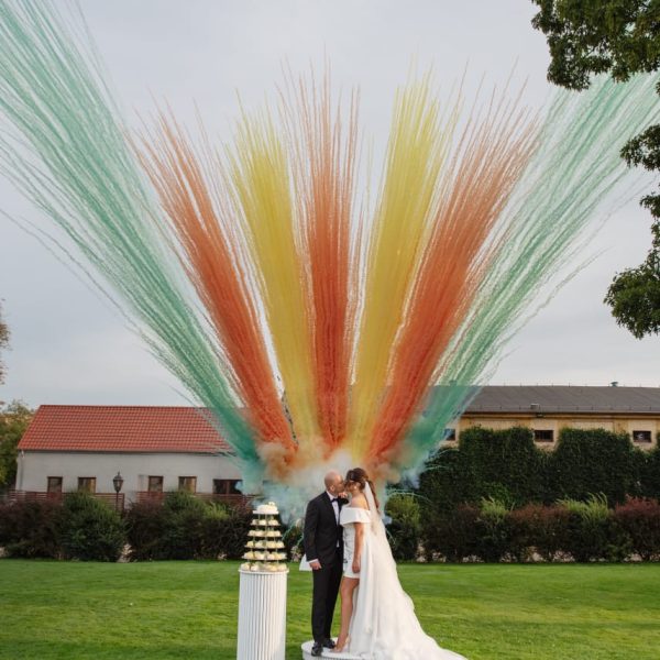 Dodatkowa atrakcja weselna w postaci kolorach min dymnych do tortu na weselu