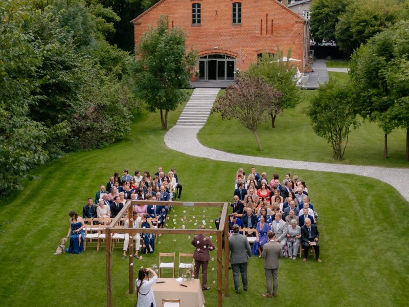 Ujęcia z drona podczas ceremonii zaślubin