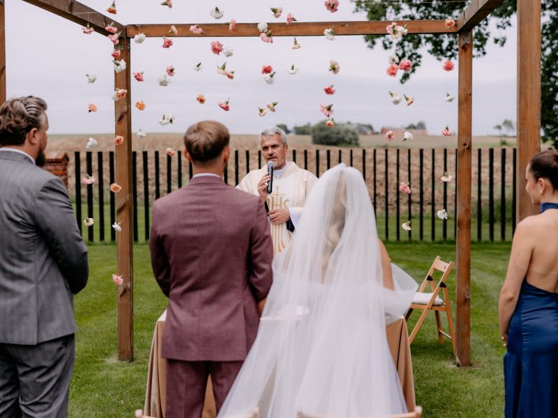 Nagłośnienie ceremonii w plenerze z księdzem Stanisławie Oklaski