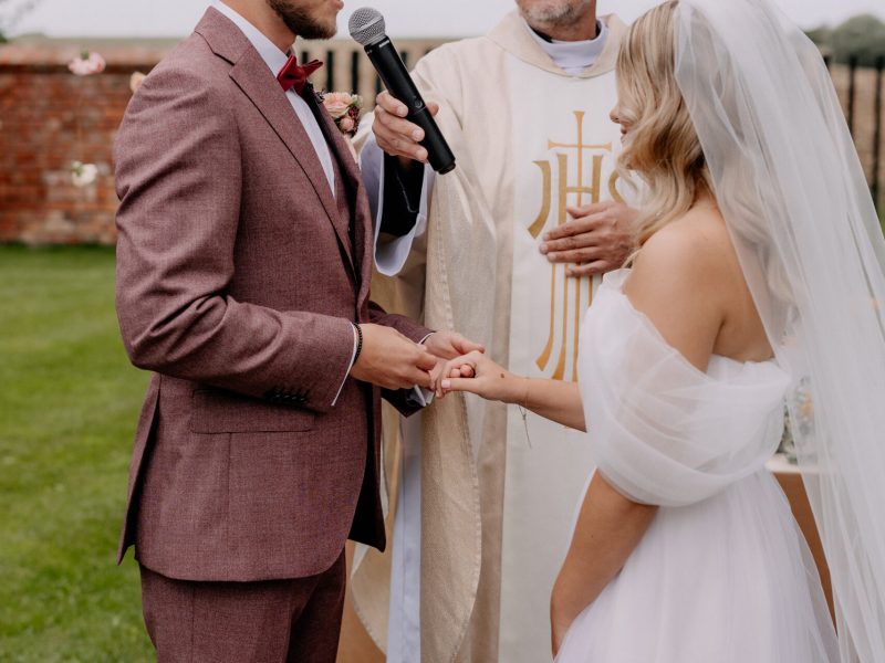 Para młoda z mikrofonem podczas ceremonii w Stanisławiu