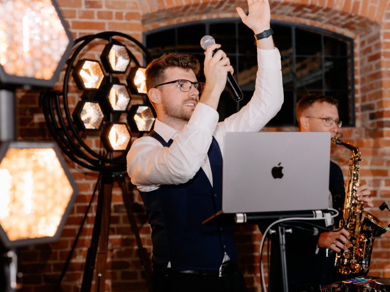 DJ i Saksofon na imprezie