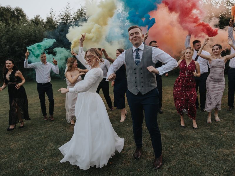 Spacer z racami dymnymi podczas wesela