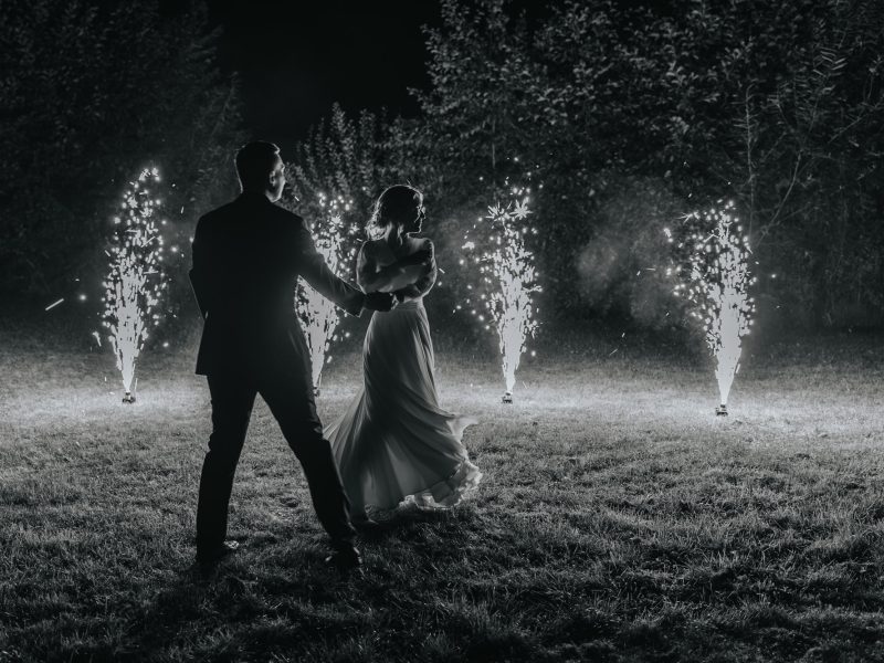 Pierwszy taniec w plenerze z fontanna iskier