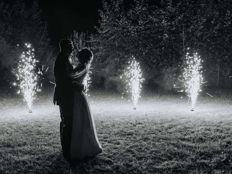 Fontanna iskier w plenerze, zdjęcia pary mlodej